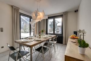 - une salle à manger avec une table et des chaises dans l'établissement Chalet Safari. Face au Mont-Blanc., à Chamonix-Mont-Blanc