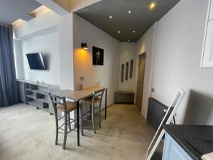 a kitchen and dining room with a table and chairs at Engels apartment in Cluj-Napoca