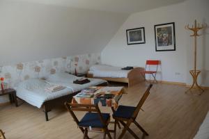 Zimmer mit 2 Betten, einem Tisch und Stühlen in der Unterkunft B&B Prosterath-Hochwald in Prosterath