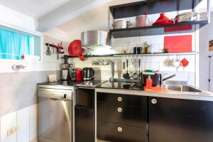 a kitchen with a sink and a counter top at B&B Arte e Rosmarino al Paese delle Fiabe in SantʼAngelo