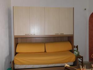 un letto in una camera con armadi bianchi di Casa Vacanze "Za N'Zina" a Dattilo