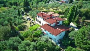 eine Luftansicht eines Hauses mit rotem Dach in der Unterkunft bellavista appartment in Piran