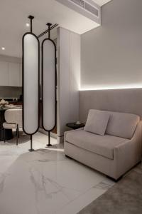 Lusso Hometels J One Business Bay في دبي: غرفة معيشة مع أريكة وطاولة