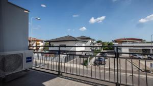 balcone con vista su un parcheggio di Italianway - Vat 52 a Udine