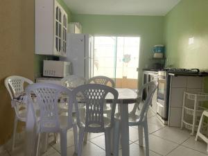 une cuisine avec une table et des chaises dans l'établissement Casa com piscina Balneario Ipanema PR, à Pontal do Paraná