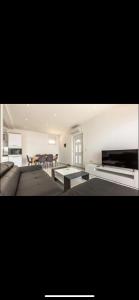 TV a/nebo společenská místnost v ubytování Apartments Arijan30