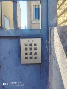 un cierre de una puerta azul con un panel de control en Orly Pico studio, en Choisy-le-Roi