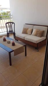 sala de estar con sofá y mesa en Andris apartment, en Paralimni