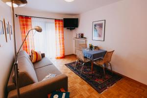 ein Wohnzimmer mit einem Sofa und einem Tisch in der Unterkunft Bio-Weingut Staffelter Hof in Kröv