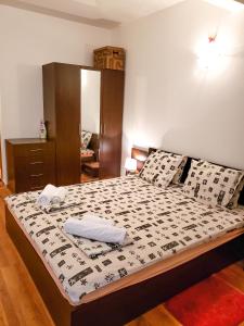 een slaapkamer met een bed met twee handdoeken erop bij Forest Sunrise in Samokov