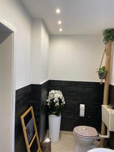 een badkamer met een toilet en bloemen bij Ferienhaus am Bergl in Mücka