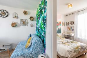 Voodi või voodid majutusasutuse GuestReady - Colourful and Spacious Apt in Drancy toas