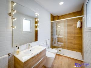 uma casa de banho com um lavatório, um WC e um chuveiro em InSitges Ribera's Beach em Sitges