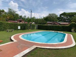 a swimming pool in the yard of a house at Moderna cabaña en Viterbo con Aire AC y Piscina in Viterbo