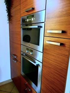 A kitchen or kitchenette at Divina Luxury Apartment with Jacuzzi near the lake