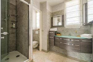 Kúpeľňa v ubytovaní Villa California Dream proche paris et disney