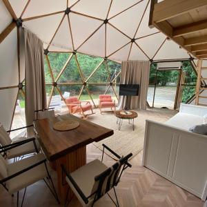 a room with a tent with a table and chairs at Meselik Park Bungalov in Sapanca