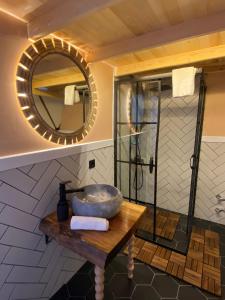 ein Bad mit einem Waschbecken und einem Spiegel in der Unterkunft Meselik Park Bungalov in Sapanca