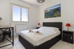 een slaapkamer met een bed met twee handdoeken erop bij Superb apartment with loggia and view on the sea - Hyères - Welkeys in Hyères