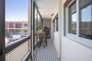 Appartement Hermosa - Welkeys في هييريس: شرفة مطلة على مبنى