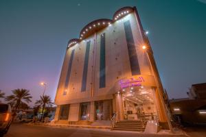 un gran edificio con una tienda delante en شقق البحر الازرق المخدومة, en Qal'at Bishah