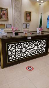 una reception in un hotel con piano di lavoro di شقق البحر الازرق المخدومة a Qal'at Bishah