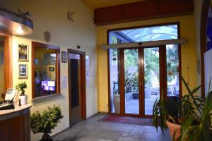 una entrada a un restaurante con puerta de cristal en Hotel Belvedere, en Ercolano