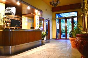 un restaurante con bar en una sala con plantas en Hotel Belvedere, en Ercolano