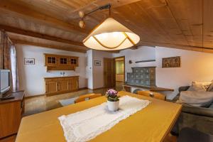 een eetkamer en een woonkamer met een tafel bij Panorama Apartment Pizaut in Ortisei