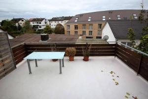 un patio con una mesa en el techo en Schöne, große Wohnung mit Parkplatz und Wlan, 