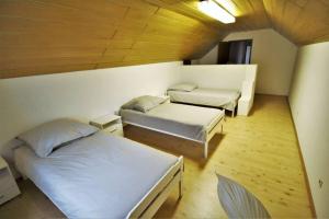 1 dormitorio con 2 camas y techo de madera en Schöne, große Wohnung mit Parkplatz und Wlan, 