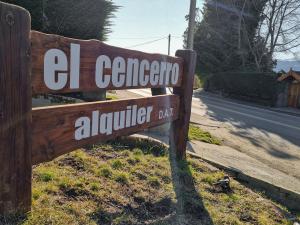 un panneau en bois pour une journée de carleton al quinoa dans l'établissement El Cencerro Bariloche, à San Carlos de Bariloche