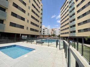 una piscina en medio de dos edificios en GUNI SUITES JARDINEs, en Granada