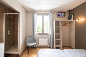 um quarto com uma cama, um chuveiro e uma janela em Chez Jostel - Chambre 4 em Genay