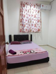 Bett in einem Zimmer mit Fenster in der Unterkunft AsSyifa Homestay Dungun in Dungun