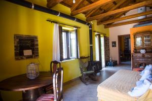 ein Schlafzimmer mit einem Bett und einem Tisch in einem Zimmer in der Unterkunft Iris' Traditional Stone House in Zárakes