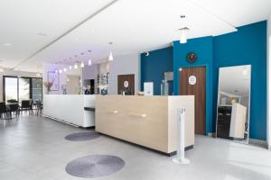 a room with blue walls and a counter top at Holiday Inn Express - Marseille Airport, an IHG Hotel in Vitrolles