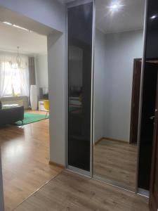 una sala de estar con un espejo grande en una habitación en Apartament Jedności, en Zielona Góra