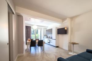 Televízia a/alebo spoločenská miestnosť v ubytovaní Marinelli Apartments - La Meridiana