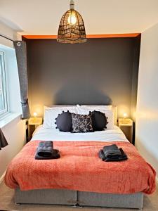 1 dormitorio con 1 cama con 2 toallas en Carvetii - Phoenix House - Near Hospital, max 8 ppl, en Carlisle