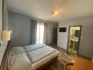 Posteľ alebo postele v izbe v ubytovaní Kalcit Tourist Motel