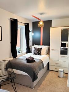 Un dormitorio con una cama grande y una ventana en Carvetii - Phoenix House - Near Hospital, max 8 ppl en Carlisle