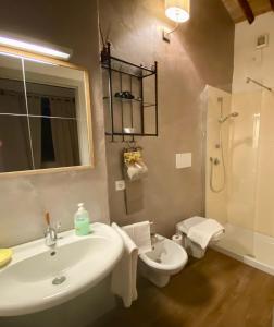 A bathroom at Agriturismo Podere Casella