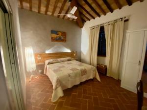 sypialnia z łóżkiem i sufitem w obiekcie Agriturismo Podere Casella w mieście Castiglione dʼOrcia