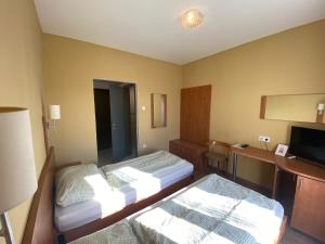 Posteľ alebo postele v izbe v ubytovaní Kalcit Tourist Motel