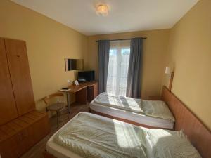 Posteľ alebo postele v izbe v ubytovaní Kalcit Tourist Motel