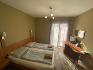 Posteľ alebo postele v izbe v ubytovaní Kalcit Tourist Motel