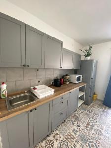 Kuchyňa alebo kuchynka v ubytovaní Kalcit Tourist Motel