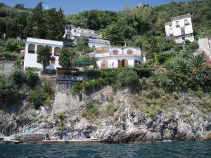 una casa en un acantilado junto al agua en La Casetta di Marmorata - Ravello Accommodation, en Ravello
