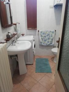 La salle de bains est pourvue d'un lavabo et de toilettes. dans l'établissement Appartamento 3 del Vecchio Convento, à Orino